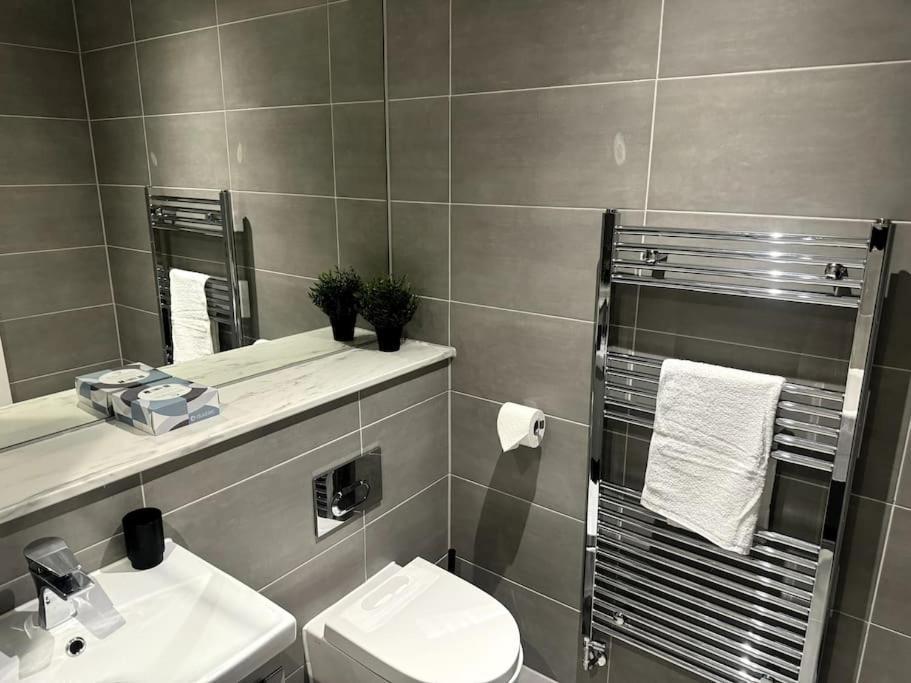 Luxury Oaks Suite, Free Private Parking, 2 Bed 2 Bathroom Apartment, Central Solihull Birmingham Ngoại thất bức ảnh