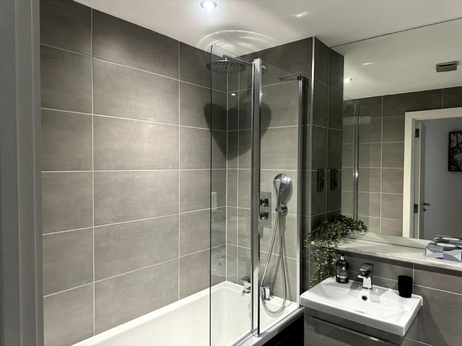 Luxury Oaks Suite, Free Private Parking, 2 Bed 2 Bathroom Apartment, Central Solihull Birmingham Ngoại thất bức ảnh
