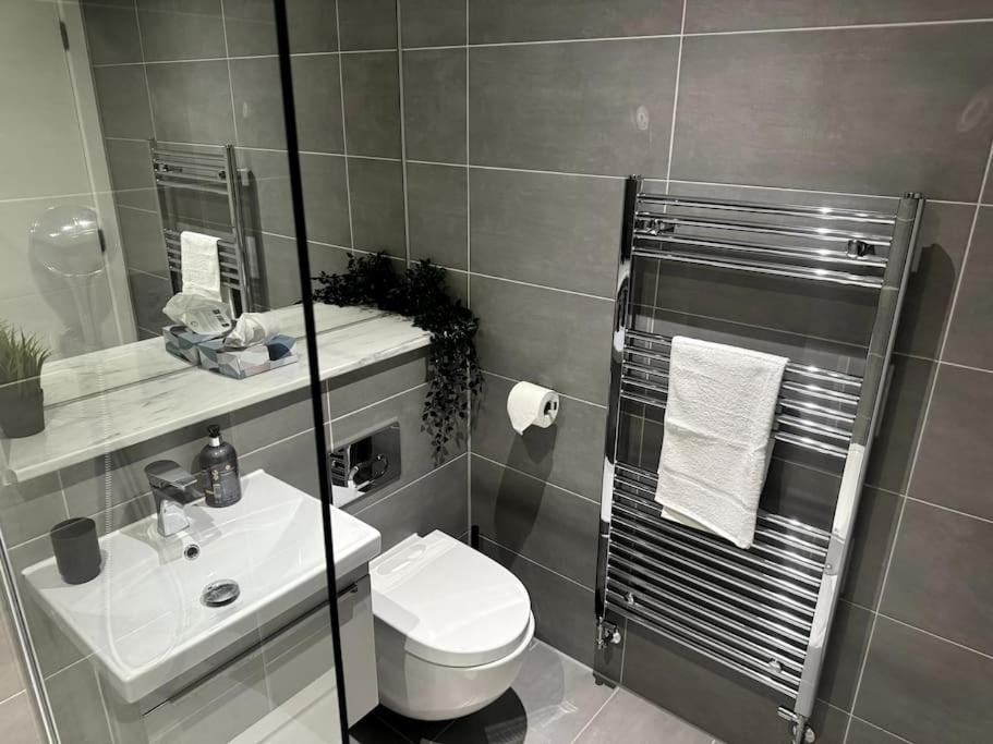 Luxury Oaks Suite, Free Private Parking, 2 Bed 2 Bathroom Apartment, Central Solihull Birmingham Ngoại thất bức ảnh