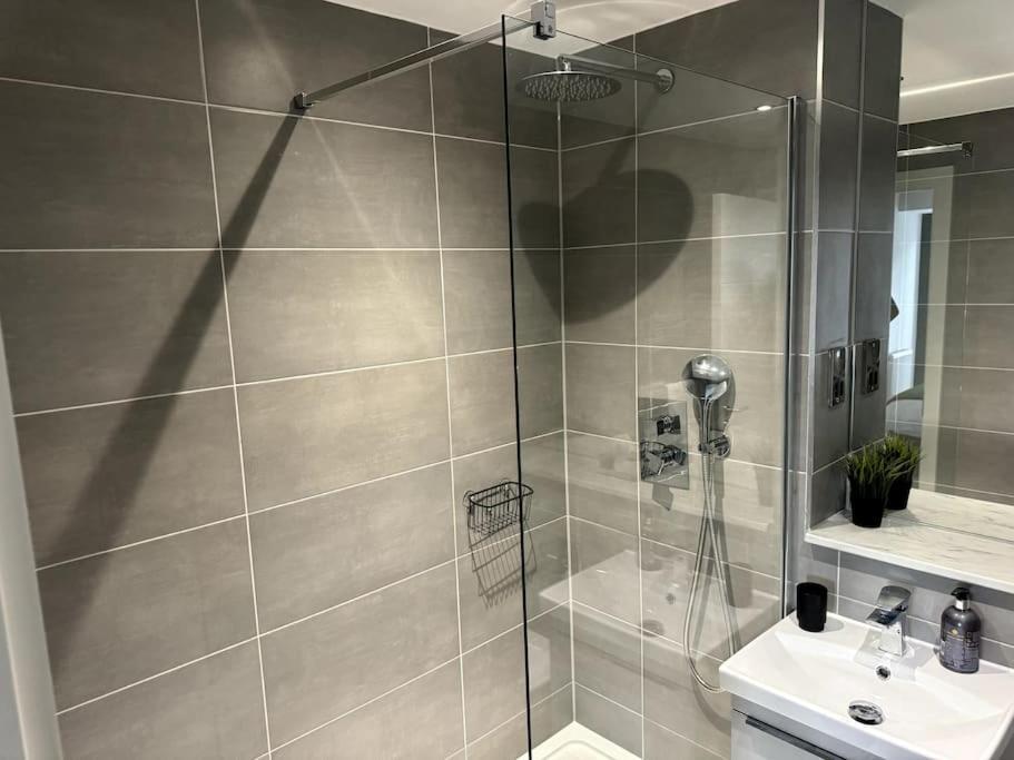 Luxury Oaks Suite, Free Private Parking, 2 Bed 2 Bathroom Apartment, Central Solihull Birmingham Ngoại thất bức ảnh