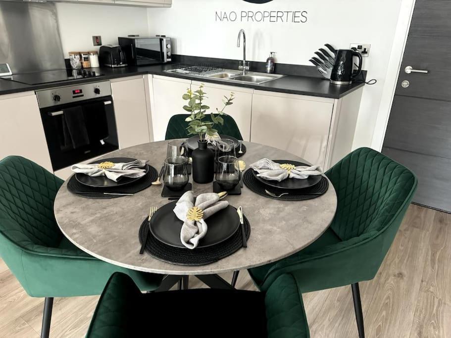 Luxury Oaks Suite, Free Private Parking, 2 Bed 2 Bathroom Apartment, Central Solihull Birmingham Ngoại thất bức ảnh