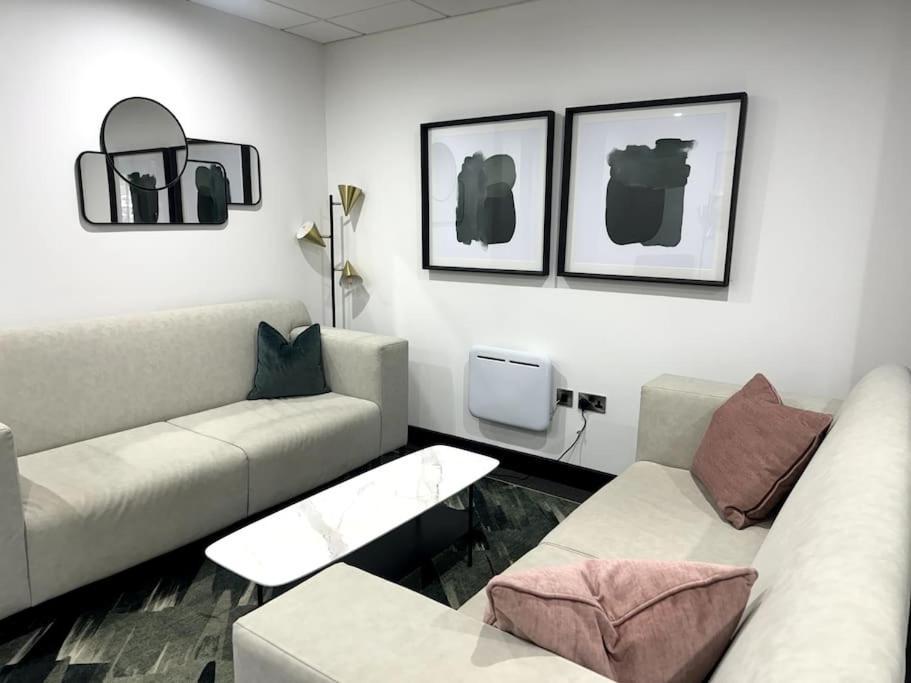 Luxury Oaks Suite, Free Private Parking, 2 Bed 2 Bathroom Apartment, Central Solihull Birmingham Ngoại thất bức ảnh